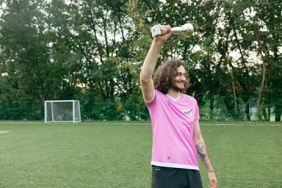images/cheering_winner_trophy.jpg