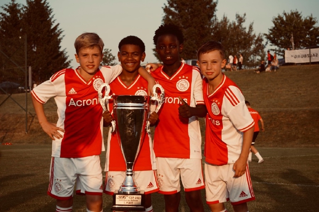 images/ajax_players_young.jpg
